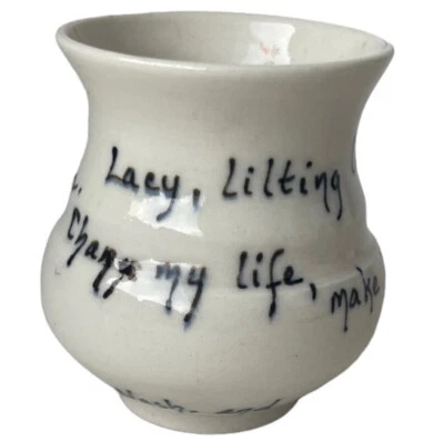 Taza clásica de cerámica blanca con luz de té votiva rock negra escritura de amor Foto 1 de 4