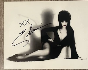 Foto autografiada de 8x10 firmada por Elvira Mistress of Darkness - Imagen 1 de 1