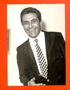 GILBERT BÉCAUD SANS CRAVATE A POIS / PHOTO - Foto 1 di 2