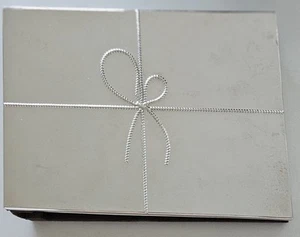 LIBRO DE VISITAS BODA VERA WANG por WEDGWOOD PLATEADO “NUDOS DE AMOR” - Imagen 1 de 3