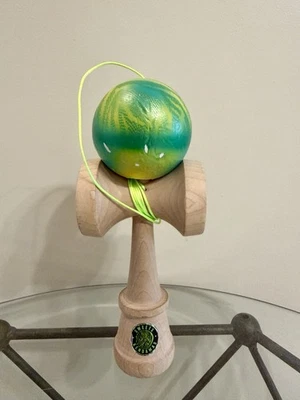 Dulces usados Kendama 🍋‍🟩 Cojín Tama transparente con forma de leyenda madera de arce Ken Foto 1 de 4