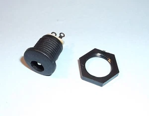 2,5 MM X 5,5 MM PANELMONTAGE DC STECKER BUCHSE - KUNSTSTOFF SICHERUNGSMUTTER - Bild 1 von 2