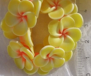 LOT DE 4 PERLES FLEURS EXOTIQUES FRANGIPANE FIMO JAUNE 20mm *F106 - Foto 1 di 1