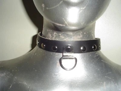 COLLAR DE CUERO CON TACHUELAS DE BOTÓN DE METAL Y ANILLO EN D DISFRAZ PUNK GÓTICO Foto 1 de 2