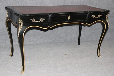 Escritorio superior de cuero montado en latón ebonizado negro estilo Luis XV de John Widdicomb Foto 1 de 4