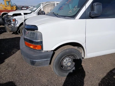 Guardabarros delantero izquierdo usado se adapta a: camioneta Chevrolet Express 2500 2013 delantero izquierdo grado A Foto 1 de 4