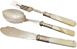 Trio of Silver Plated & Mother of Pearl Handled Butter Knife, Fork & Jam Spoon - Bild 1 von 4