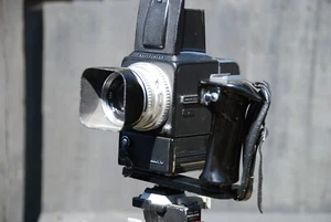 Hasselblad 500 EL/ M Camera + Zeiss Planar 80mm f2.8Lens + 120 Back + extras - Picture 1 of 13