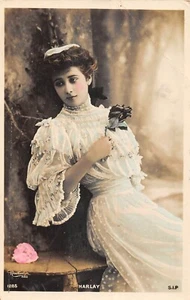 CPA CELEBRITE / HARLAY /ARTISTE DE CABARET /FEMME 1900 /ART NOUVEAU /REUTLINGER - Picture 1 of 1