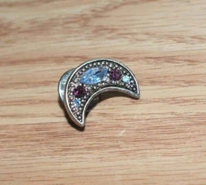 Spilla risvolto luna crescente tonalità argento con strass blu e viola da collezione - Foto 1 di 3
