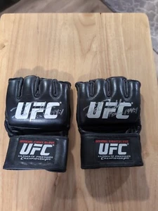 Rich Franklin Signed Pair of Official UFC Gloves UFC CHAMP - Picture 1 of 1