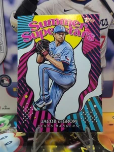 2025 Topps Baseball Series 2 Summer Superatars Jacob deGrom #SS-45 TEX - Foto 1 di 10