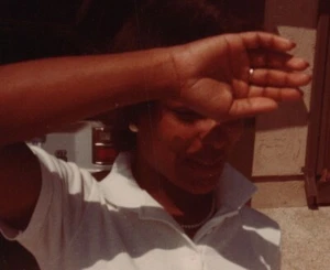 Mujer tímida escondiendo rostro con mano sorpresa instantánea años 80 - Imagen 1 de 3