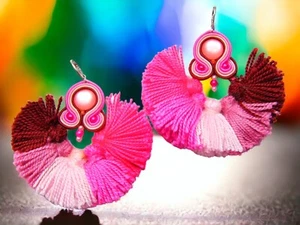 Ohrringe in Soutache-Technik, handgenäht. Perlmutt, kleine Baumwollquasten. - Bild 1 von 7