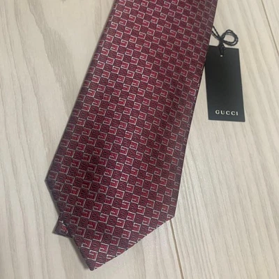 Cravatta collo Gucci nuova e mai usata logo G rosso argento 100% seta Made in... - Immagine 1 di 4
