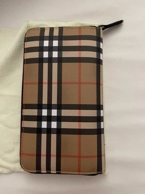 Cartera Burberry con cremallera a cuadros y bolsa antipolvo :) - Usada :) Foto 1 de 4