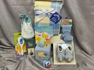BELOW WHOLESALE LOT OF 10 NEW BLUE BABY ITEMS -SOCKS, BLANKET, BEAR BOOTIES,TOYS - Picture 1 of 4