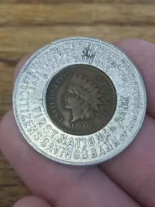 Centavo indio 1905 recubierto PRIMER BANCO NAT'L de larga playa California ¡MUY ESCASO! - Imagen 1 de 2