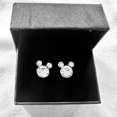 NUEVO Aretes con estrás de Mickey Mouse tono plateado brillante silueta de ratón Foto 1 de 3