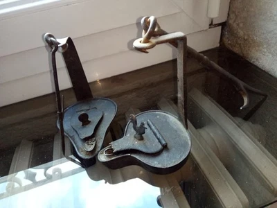 Deux lampes à huile anciennes en fer forgé dont lampe au coq - Photo 1/4