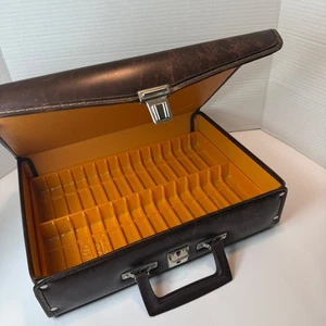 De Colección Años 80 IMC Marrón Imitación Cuero 30 Cassette Cinta Estuche Organizador EE. UU. Retro Prop - Imagen 1 de 11