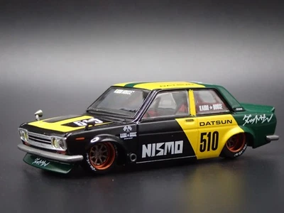 1967-1972 Datsun 510 Pro Strada Kaido Casa Nismo 1:64 Scala Modellino Auto - Immagine 1 di 4