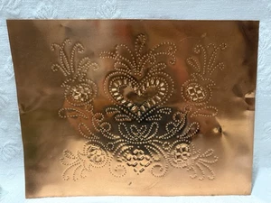 Gráfico de cobre perforado de estaño-corazón y flores-9 pulgadas X 12 in. Panel de arte popular - Imagen 1 de 14