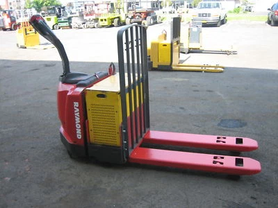 RAYMOND FORKLIFT 2006 MODEL #830 JACK , 6000LB CAP. W/BATTERY & CHARGER 48" FORK - Image 1 of 4