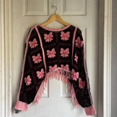 Top corto House of Harlow 1960 con flecos y lazo de ganchillo marrón rosa talla única Foto 1 de 4