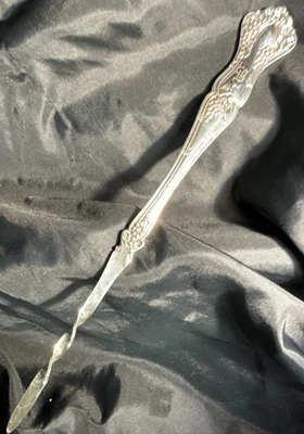 1847 ROGERS BROS VTG GRAPE SINGLE TINE BUTTER PICK SILVER PLATE 1904 Mono "B" - Image 1 of 4