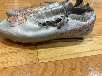 Botines de fútbol New Balance Furon V7 Pro FG plateados usados talla 12 sin caja Foto 1 de 3
