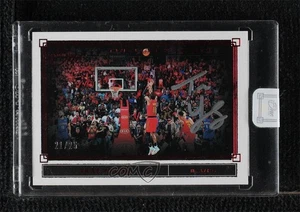 Panini One and One Timeless Moments Red 2019-20/25 Trae Young #TM-TYG automático - Imagen 1 de 3