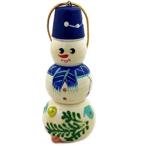 Adorno de muñeco de nieve con ramita verde en relieve en el vientre bufanda azul 2 1/4" - Imagen 1 de 2