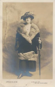 Antike RPPC Echt Foto Postkarte Frau Mode fabelhaft großer Mantel Hut Regenschirm UK - Bild 1 von 5