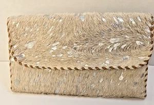 Bolso Cinturón Cuero Pelo de Vaca Bolsa Puntada en Contraste Cartera Crema y Plata Doble Pliegue - Imagen 1 de 8