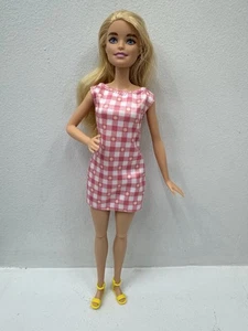 Barbie bambola capelli biondi rosa e bianco vestito a quadri con scarpe gialle - Foto 1 di 12
