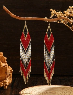 Pendientes largos de borla con cuentas negras y rojas boho-chic Foto 1 de 4