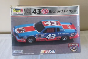 Kit modelo Revell Monogram 3151 43 STP Richard Petty Grand Prix 1/24 50 aniversario - Imagen 1 de 3