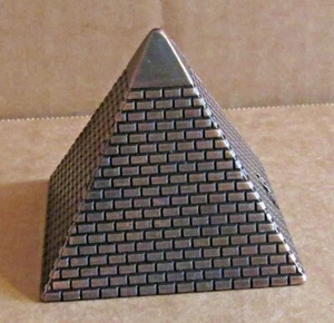 ORNAMENTPYRAMIDE ÄGYPTISCHES BRONZENES METALL DREIECKIGES GEBÄUDE / BLEISTIFTSCHÄRFER - Bild 1 von 5