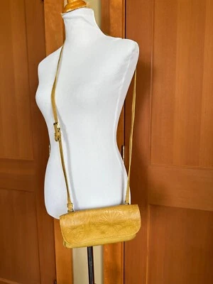 Bolso Bandolera C&C CALIFORNIA Pequeño Amarillo Floral Repujado Hombro Imitación Cuero Foto 1 de 4