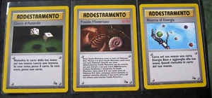 GAMBLER/MYST. FOSSIL/ENERGY SEARCH 3-LOT 1999 Pokemon Fossil Unlimited ITALIAN - Picture 1 of 2