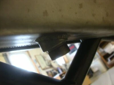 BIG DOG MOTOCICLETAS OEM SOLDADURA EN ÁNGULO EN COMBUSTIBLE PETCOCK BUNG 2006-11 K-9 RIDGEBACK Foto 1 de 4