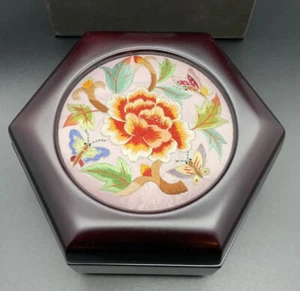 NUEVO Joyero Asiático Coreano 5 1/2" Madera + Seda Bordada a Mano Rosa $69 - Imagen 1 de 7