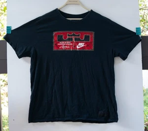 Nike Lebron James Herren T-Shirt schwarz/rot sportlich geschnitten Kurzarm Gr. XXL - Bild 1 von 6