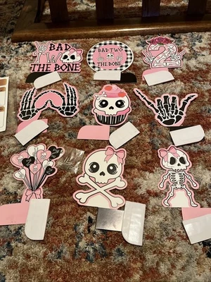 Centros de mesa decoración para fiesta de 2º cumpleaños 'Bad Two The Bone' 9 piezas Foto 1 de 4