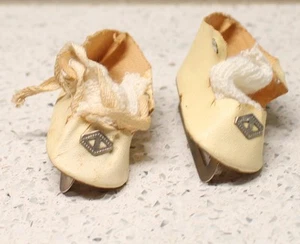 Vintage Doll Oil Cloth Ice Skates White with Silver Front Buckle 2" l - Picture 1 of 4