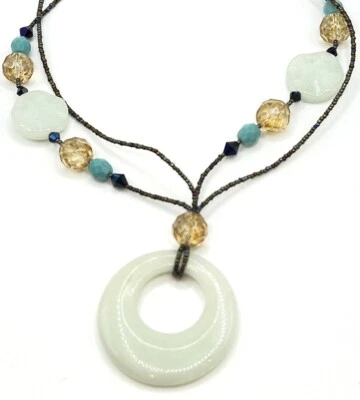 Colgante redondo de jade Lia Sophia “Caimán” con cuentas de resina y vidrio collar tono dorado Foto 1 de 4