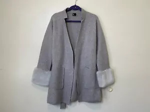 Love Token Langarmpulloverjacke. Grau. Größe Medium. Neu ohne etikett - Bild 1 von 10