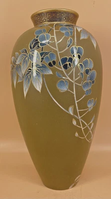 Jarrón japonés Meiji de porcelana beige satinado con decoraciones azules, firmado Foto 1 de 4