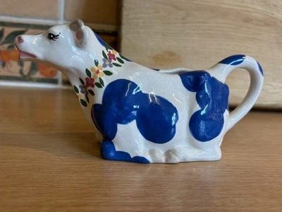 Crema de vaca de cerámica Tony Wood Family - azul manchado - cadena margarita alrededor del cuello Foto 1 de 4